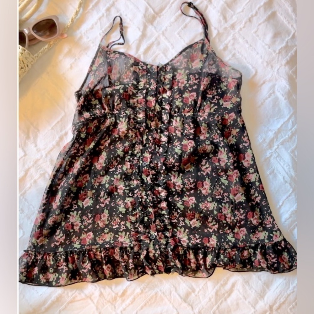 🖤 ADORABLE Flowy & Floral top with adjustable straps.